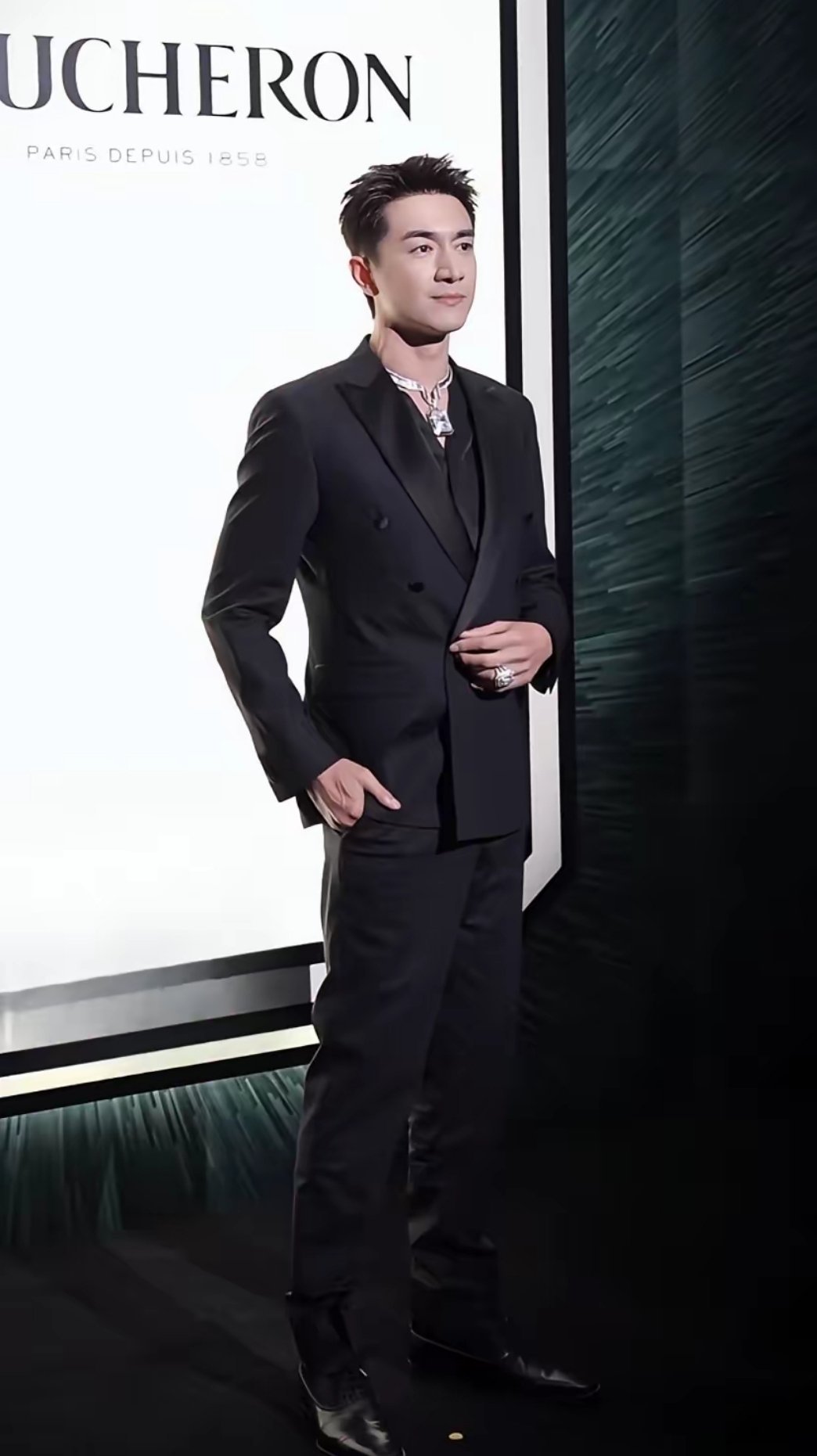 林更新今晚凭3200万宝诗龙项链气场全开，搞笑男秒变贵公子，珠宝比人更吸睛。 