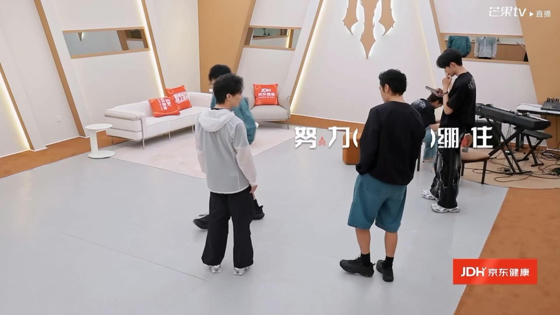 李光洁好像被忽悠瘸了李光洁在训练室到处逛街 李光洁今天主打一个随心所欲！被叶润泽