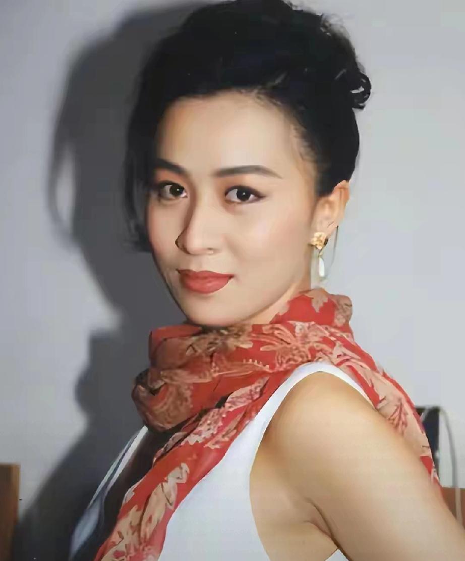 谢贤低调火化仅2天，刘嘉玲一个举动圈粉无数，梁朝伟都没想到
 
    港圈传奇
