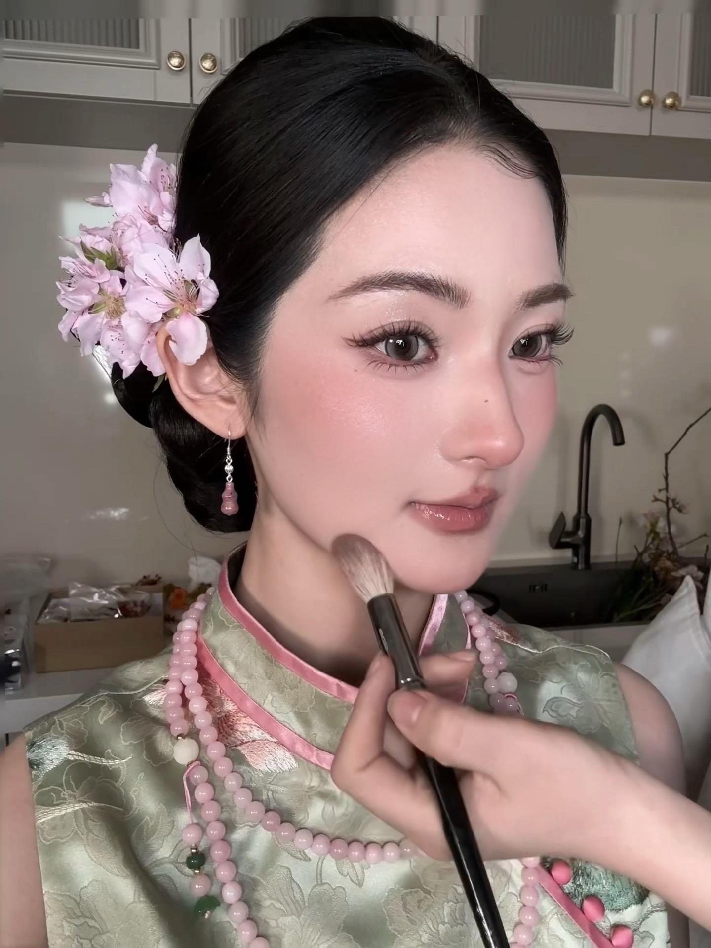 是旗袍与花的双向奔赴💐。