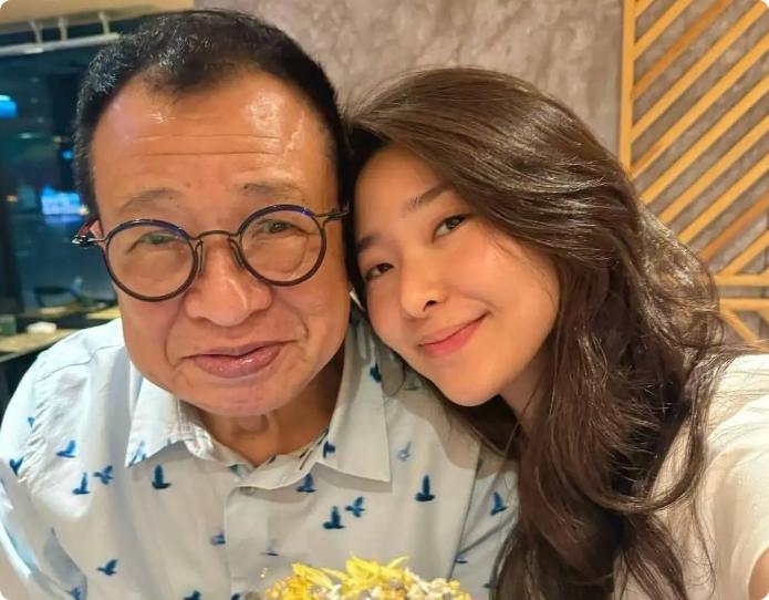 再也看不到“欢喜哥”的笑容
许绍雄离世前最后一张照片曝光，
看哭无数人！
从照片