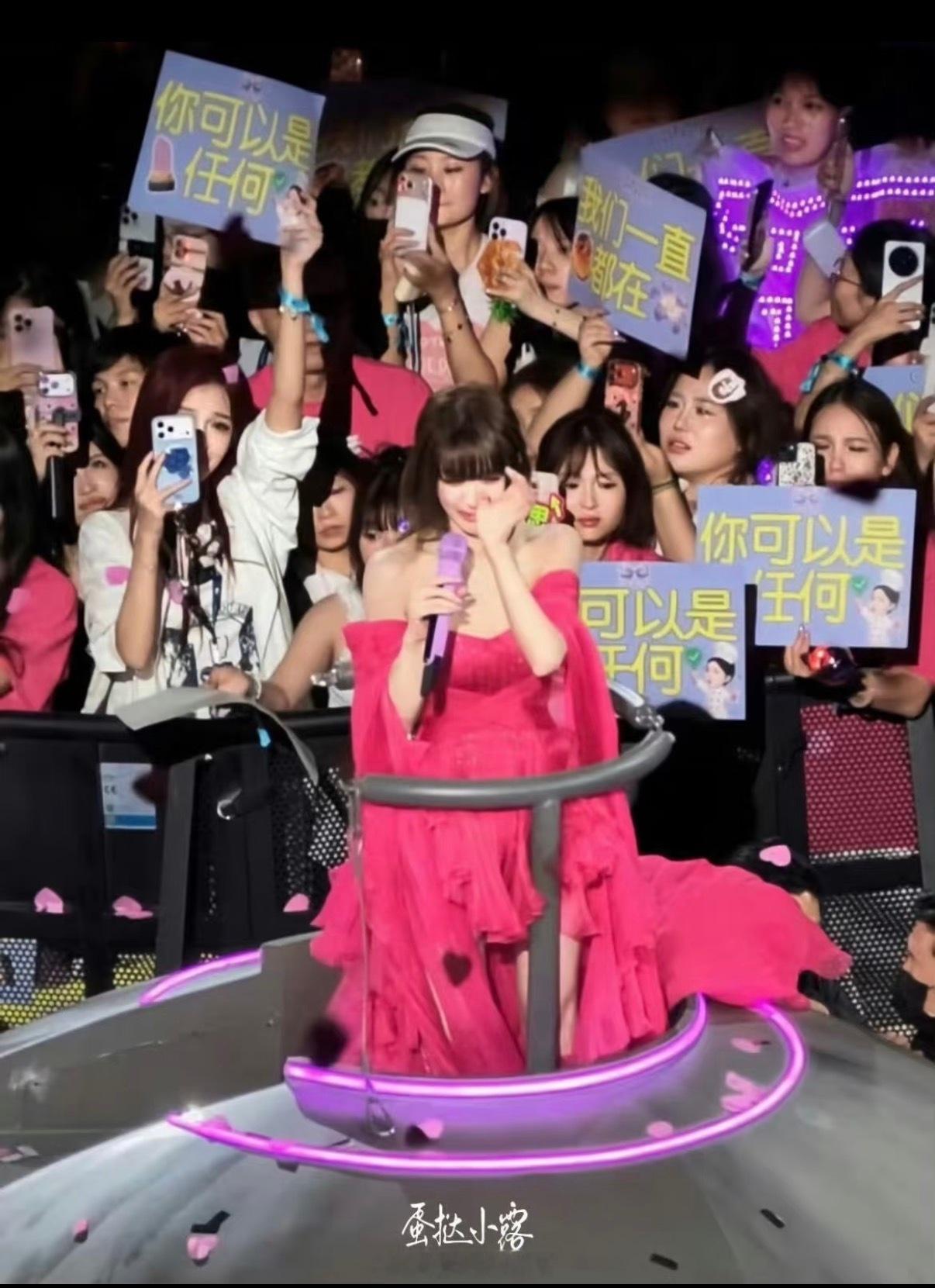 赵露思澳门演唱会这张合影真的看哭我了「你可以是任何」！！ 