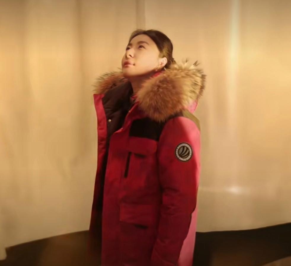 郭晶晶，女神就是女神，穿上红色羽绒服，搭配一条黑色半身裙，暖暖的又美美的，怎么看