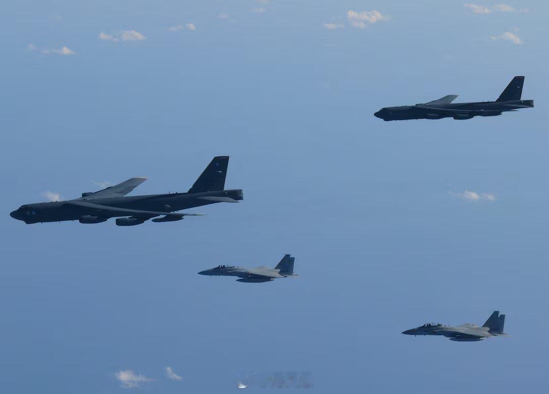 最新消息：周三，美国 B-52 轰炸机与日本的 F-35 和 F-15 战斗机一