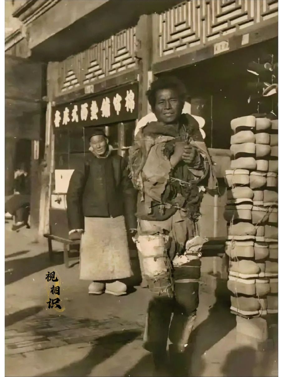 民国初年，北平街头，一位瘦骨嶙峋的乞丐照片，镜头中蓬头垢面，衣衫单薄，为了抵御严...