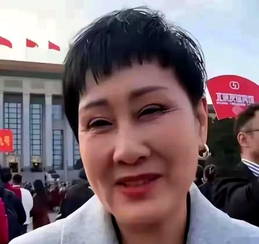 张凯丽肯定做了眼睛，切了眉毛，不管咋做，也不年轻了，一看就是六十多岁的老太太，岁