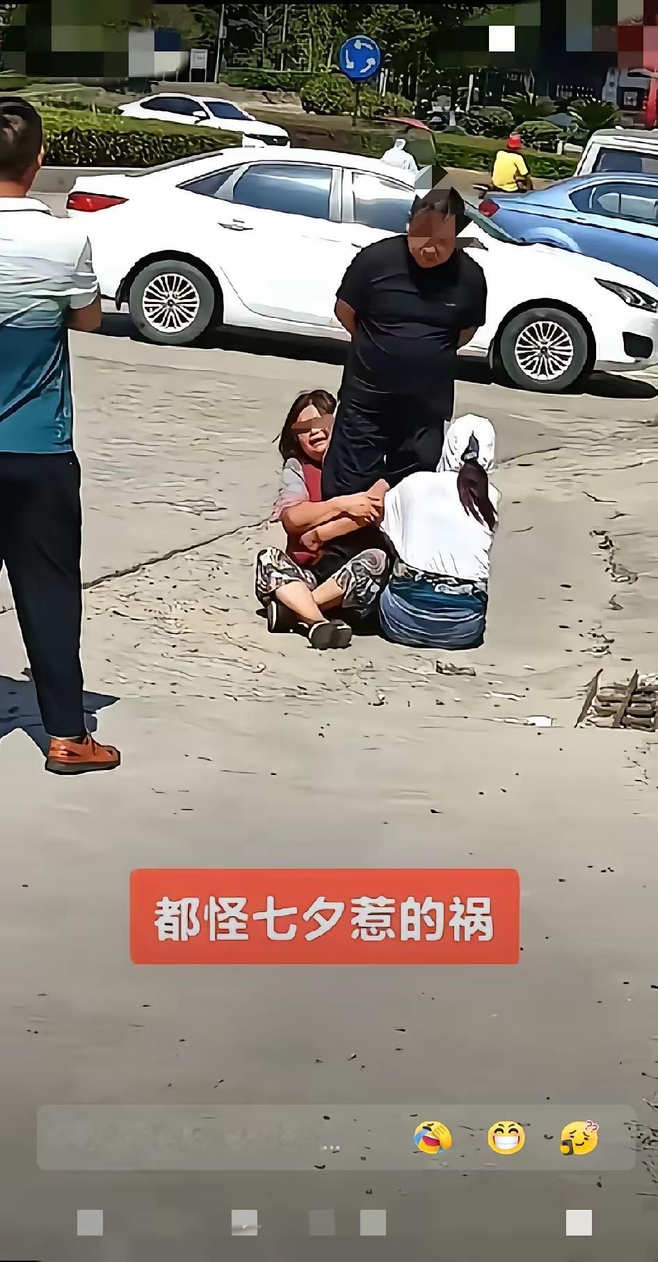 七夕这天上演的这一幕，看得不少网友唏嘘不已。

现场两名女性为同一个男人发生争执