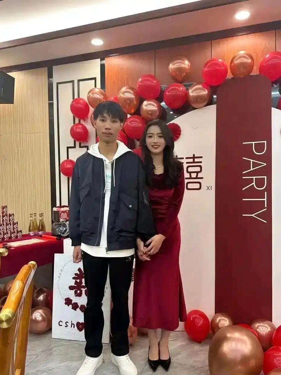 还以为是弟弟和姐姐合照，结果他们说这个是新郎。。。 