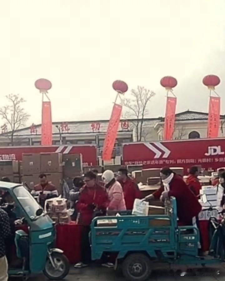 全网羡慕光明村的两天。
刘强东又给老家光明村村民发福利了，看了现场直播村民骑着电