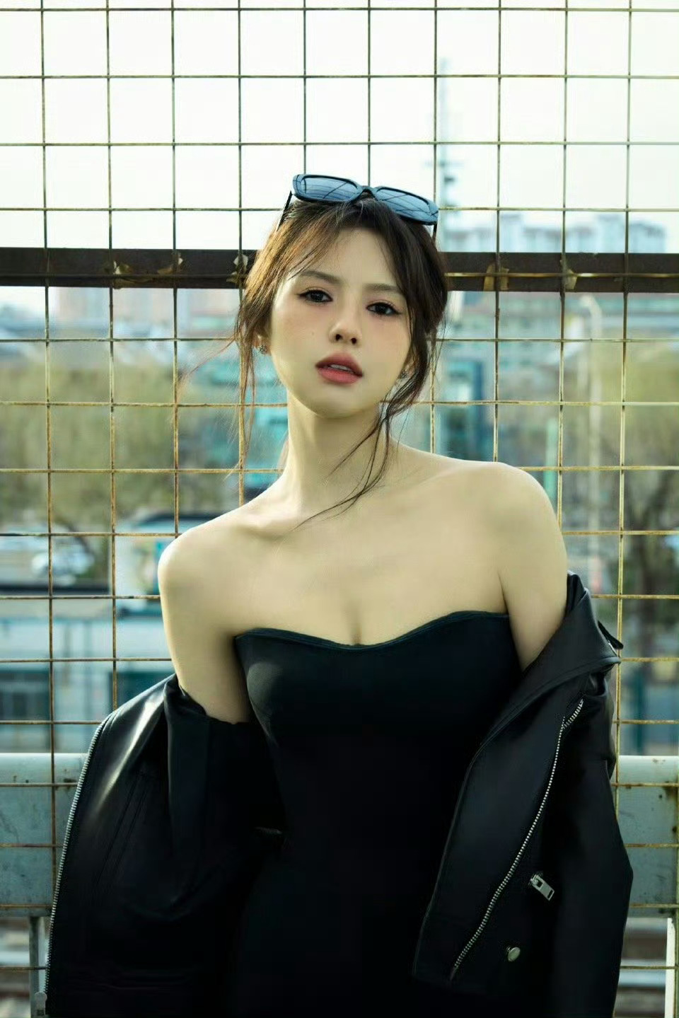 听说鹤男把年龄改小了五岁，但是就算改了也没啥吧？人家长得就挺年轻的，演技也挺不错