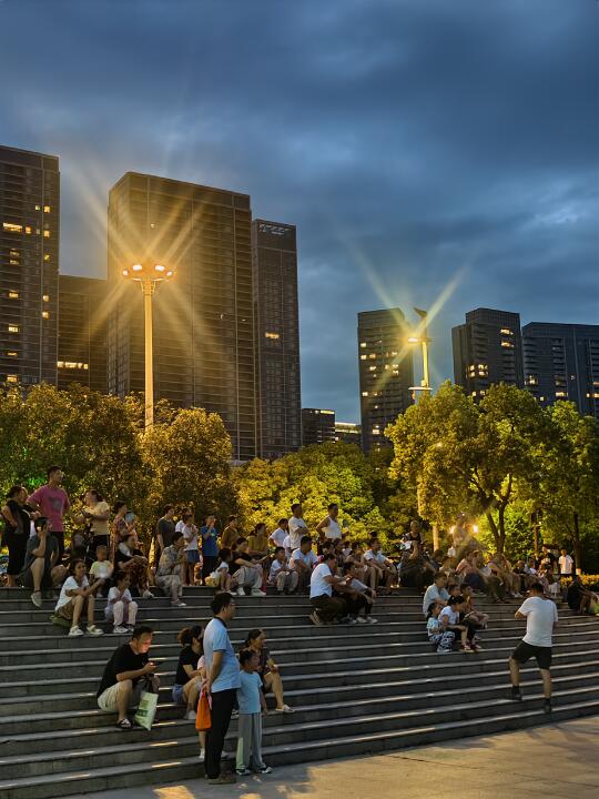 每当夏季来临，变成昼伏夜出的武汉人