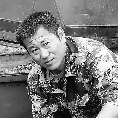2010年，一辆步战车发生故障，厂家维修要20万，忽然，一人检查后："两块五，不