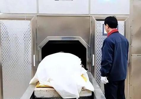 黑龙江殡仪馆深夜女孩“诈尸”原本猝死的女孩竟然离奇的睁开眼睛， 当晚殡仪馆接收了