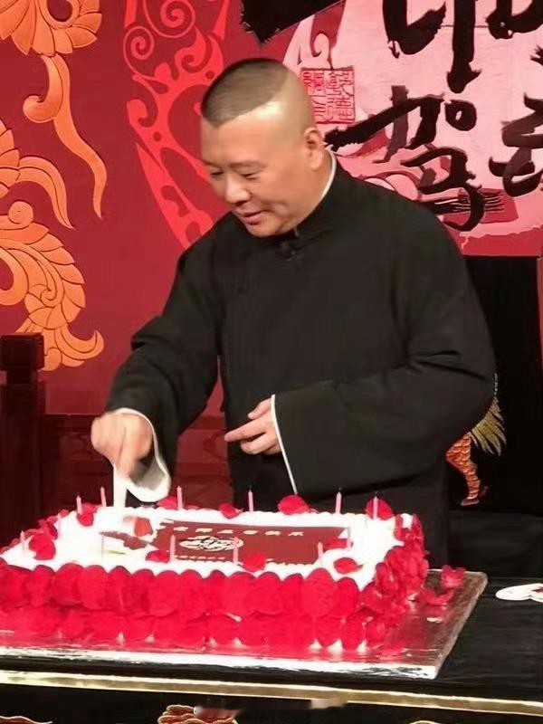 祝郭德纲先生生日快乐[蛋糕][蛋糕][蛋糕] 