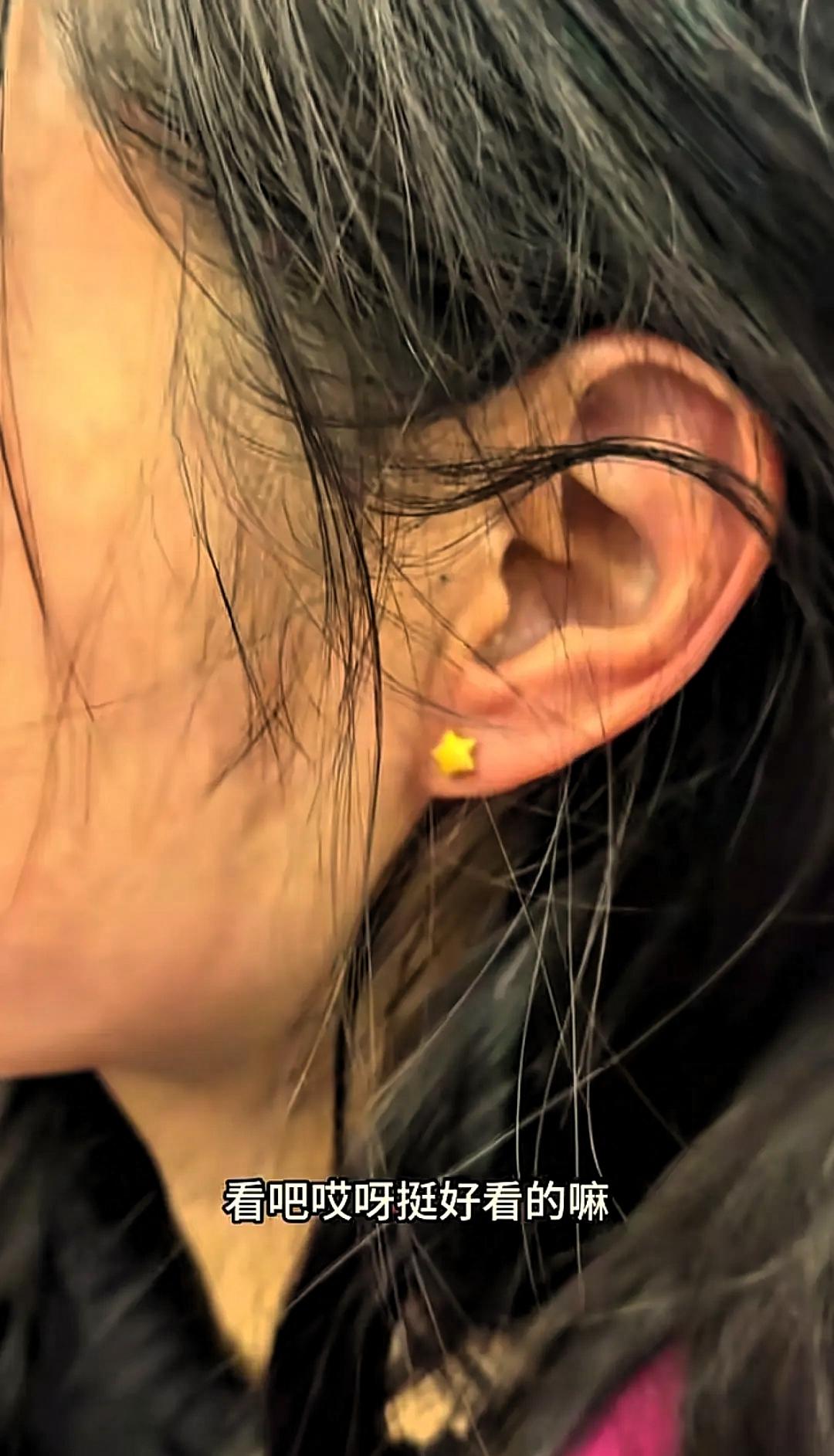 喜极而泣！四川成都，一女生用上班后的第 一笔工资，全部给家人买了礼物
 
这份朴