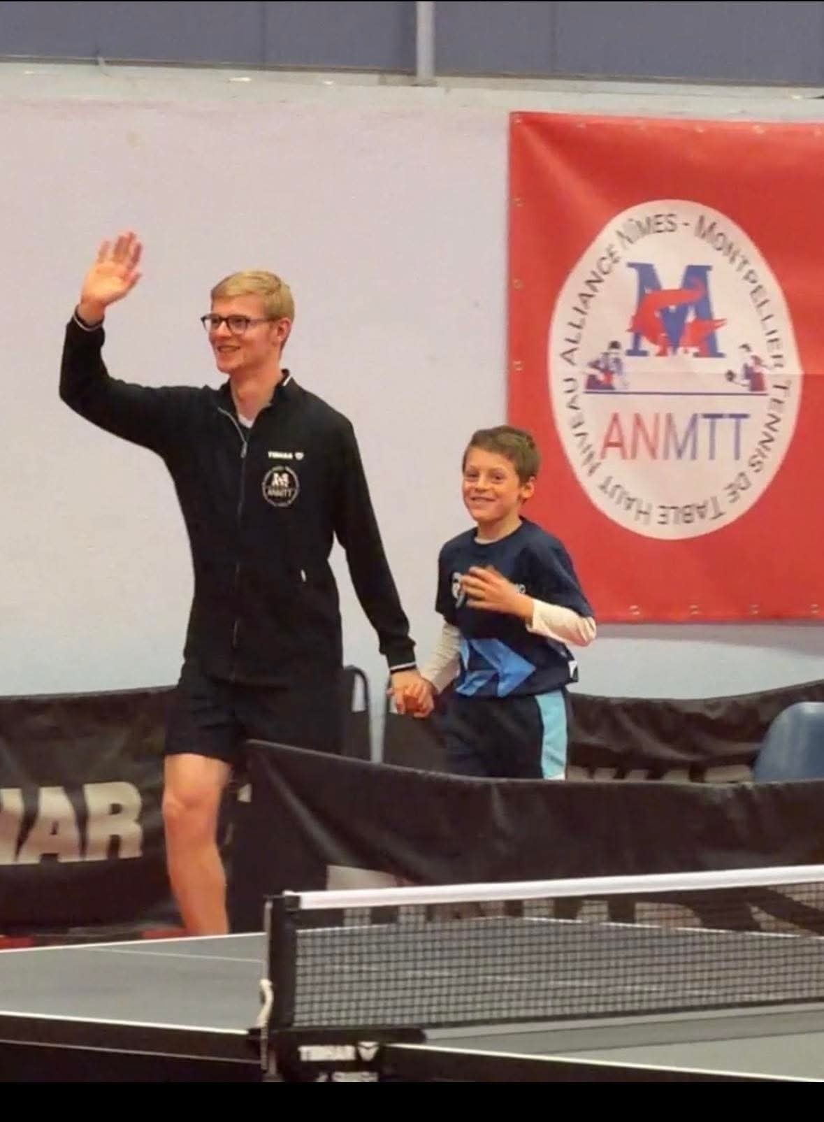 凌晨法甲联赛仍然坐在替补席 