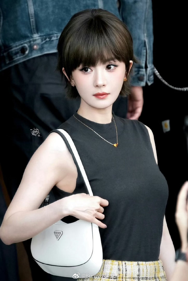 杨幂PRADA大秀两套造型look，身穿新季系列搭配俏丽短发，一整个高级又灵动！