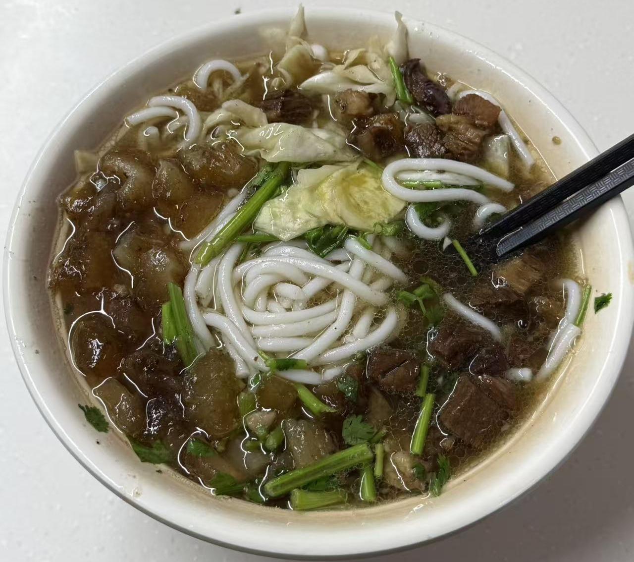 贵阳花溪，本想去王记牛肉粉总店，结果导航到了一家连锁店。店面不大，买了一碗牛肉粉