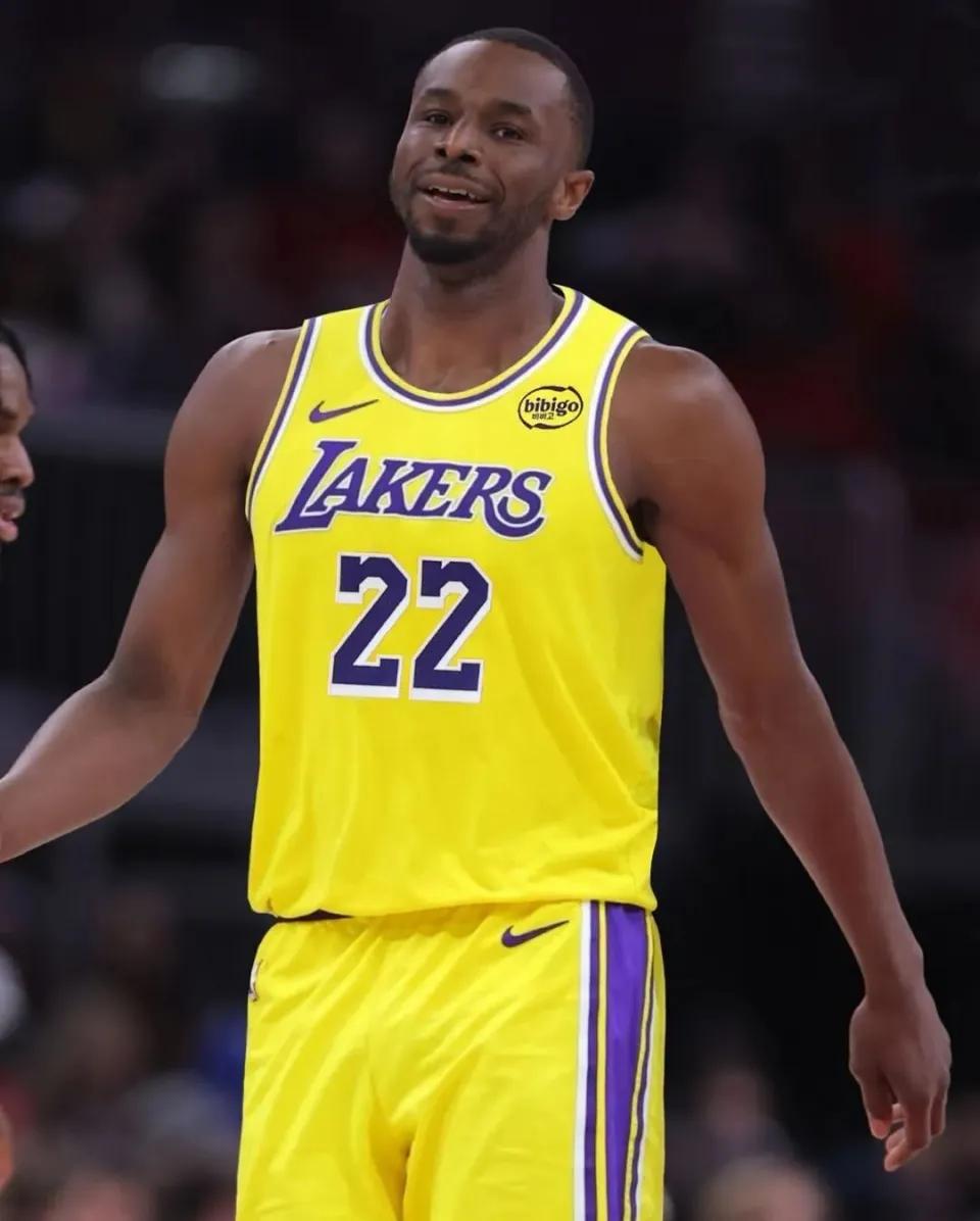 湖人需要一个锋卫摇摆人，跟上赛季的芬尼-史密斯类似，灵活又横移快的，能够补防的，