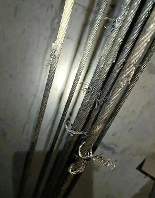 内蒙古一小区23部电梯钢绳遭人为切割，小区共50部电梯切了23部，维修人员及时发