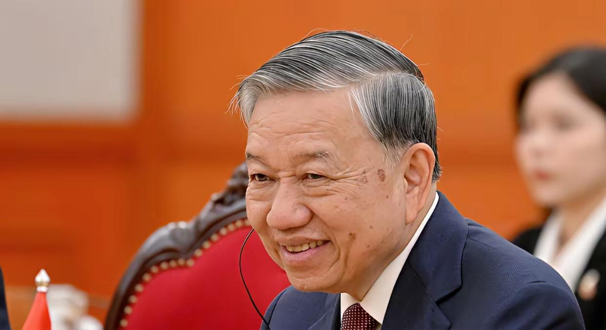 单从外表，
就能看出他的睿智。