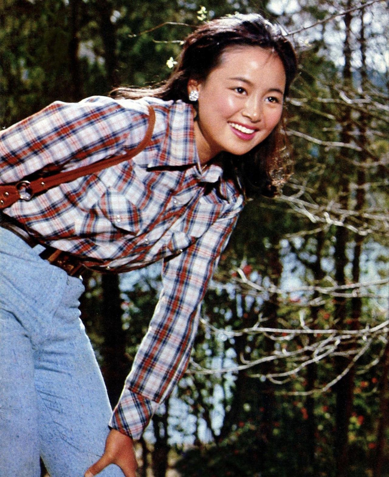 谈谈电影《庐山恋》中女主角周筠的服饰变化及其隐喻
简而言之，电影《庐山恋》通过女