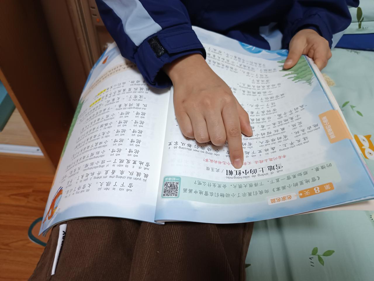 鼓励+坚持
没有哪个孩子是天生爱阅读的
人的天性是享乐
每个孩子都是爱玩的
这是