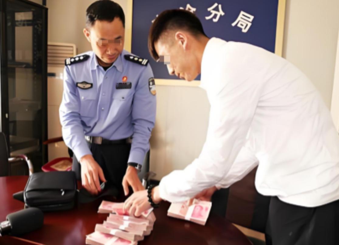 “太无耻！”8月浙江，男子捡到22万，立刻报警，警察调出监控，很快找到了失主，失