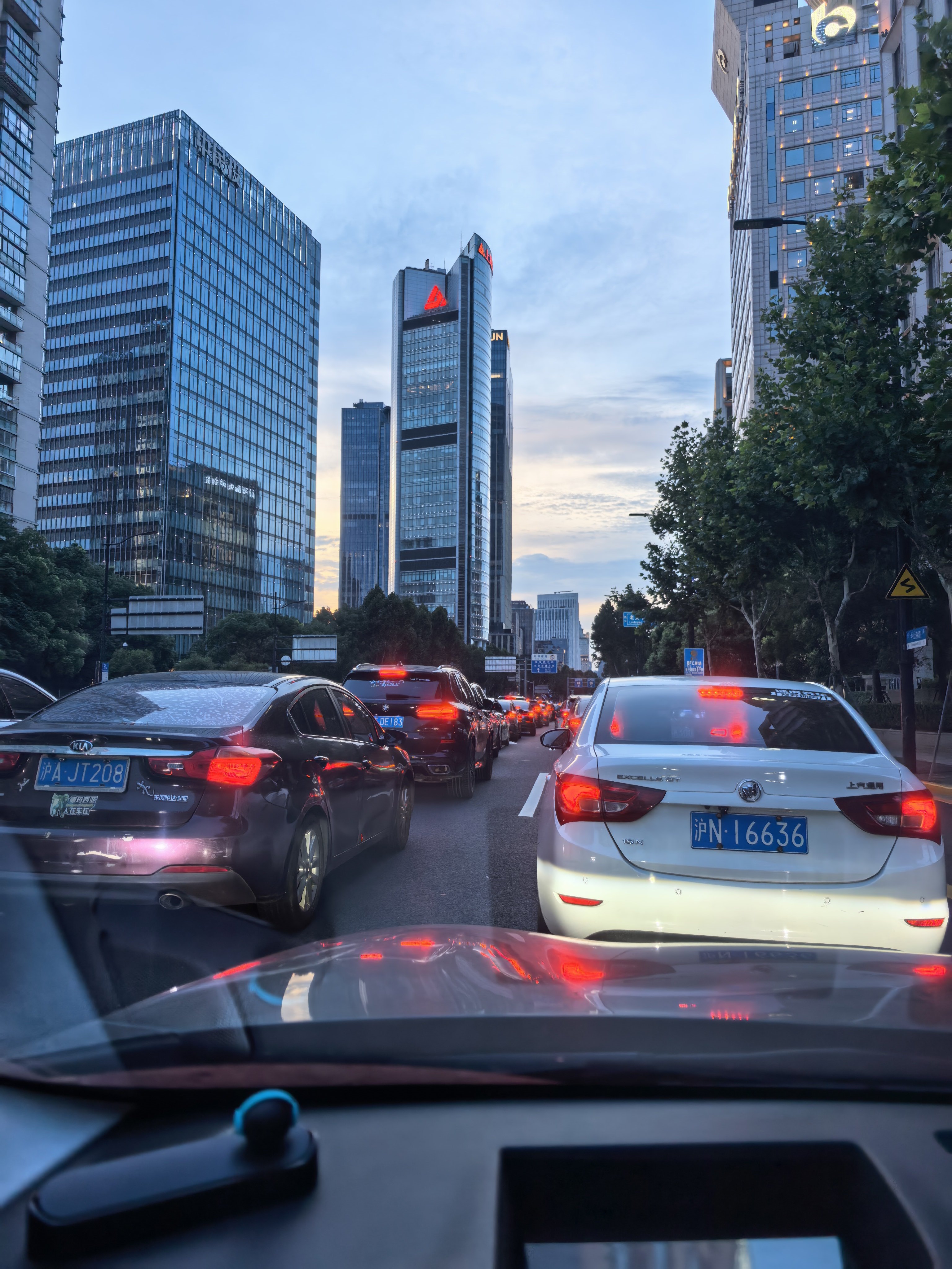 谁知道黄浦外滩隧道咋了嘛，在这堵了一个小时了 上海·外滩