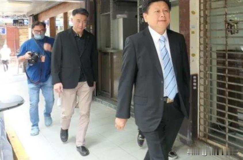韩国瑜昨天痛批傅崐萁，今天上午大批媒体在傅崐萁位于镇江街的另一个办公室外等候采访