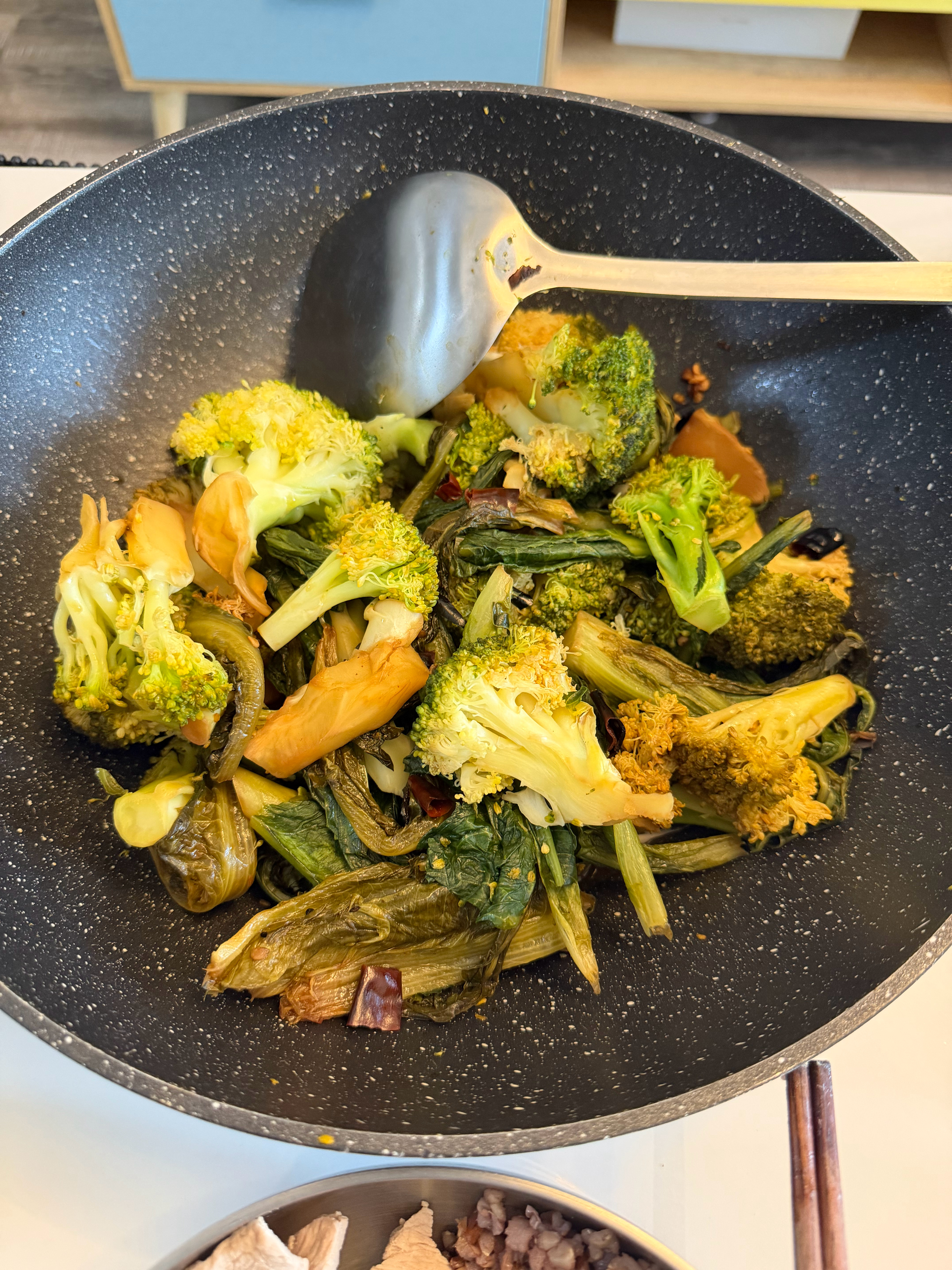 午饭水油焖西蓝花＋莴笋叶，半斤里脊肉，60克糙米。微博跨领域计划