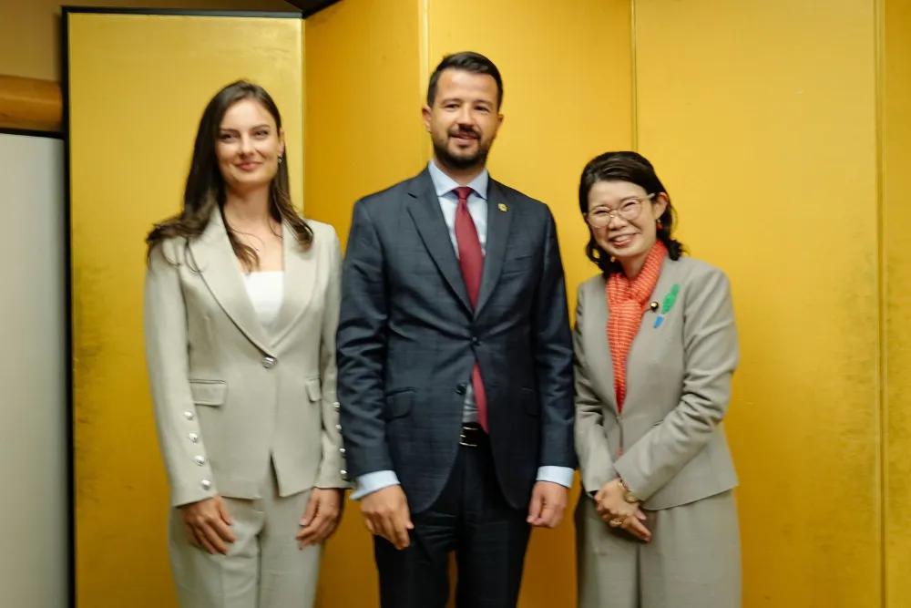 终于有一位留学日本，能说一口流利日语的亲日总统访问日本，日本人也是感恩戴德。
据