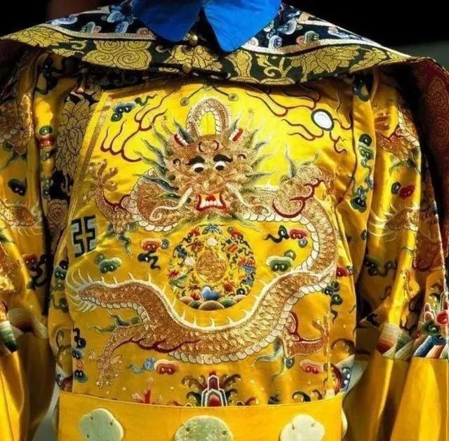 太子穿龙袍被皇帝发现会怎么样？

在古代，龙袍不是随便一件衣服，它是皇帝身份的象