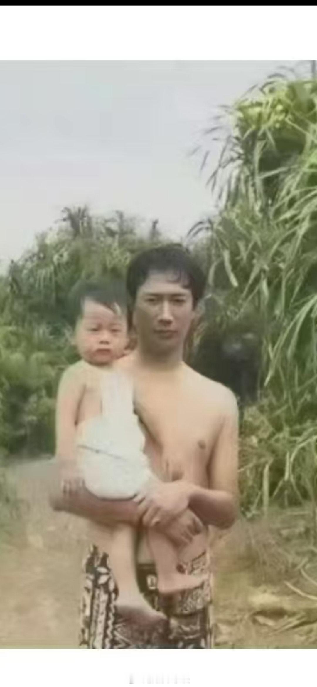 #老照片# 1980年，台湾。绿油油的农田边，光膀子的郭台铭抱着大儿子郭守正，那