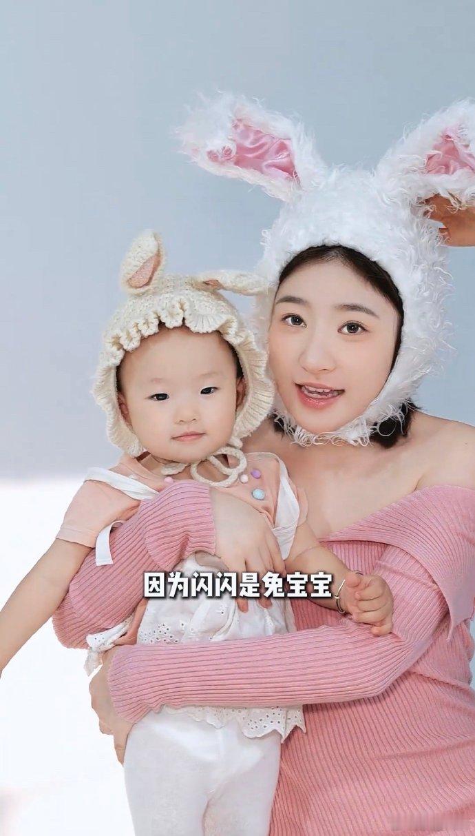 #黄一鸣晒母女写真照# 黄一鸣带女儿去拍写真啦！母女俩还是挺像的，不知道能不能看
