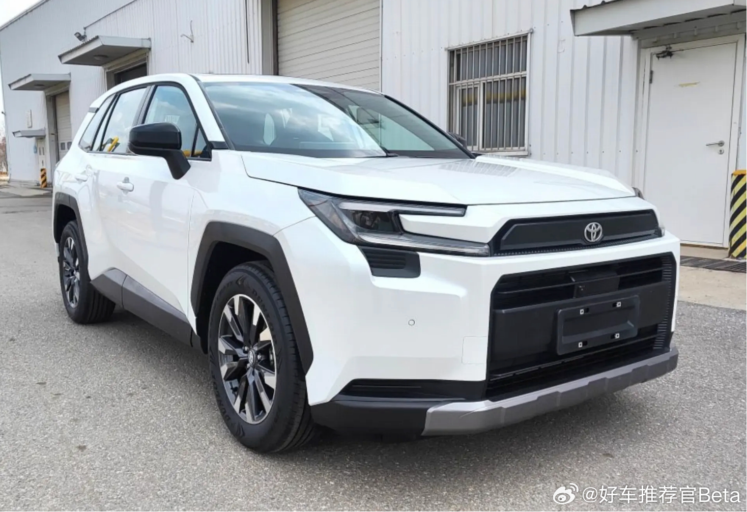 三种动力可选，新一代丰田RAV4实车曝光。日前，工信部公示了一汽丰田新一代RAV
