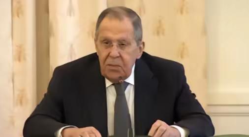 全球都在盯住霍尔木兹的炮火时，俄罗斯突然把65亿美元的军售单子拍到伊朗桌上，直接