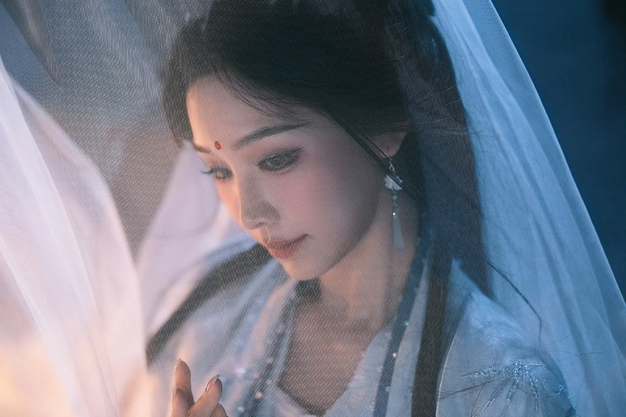 张南张南神性美张南美成游戏建模了一袭清浅蓝衣，白纱覆头，眉间一点朱砂。张南这组古