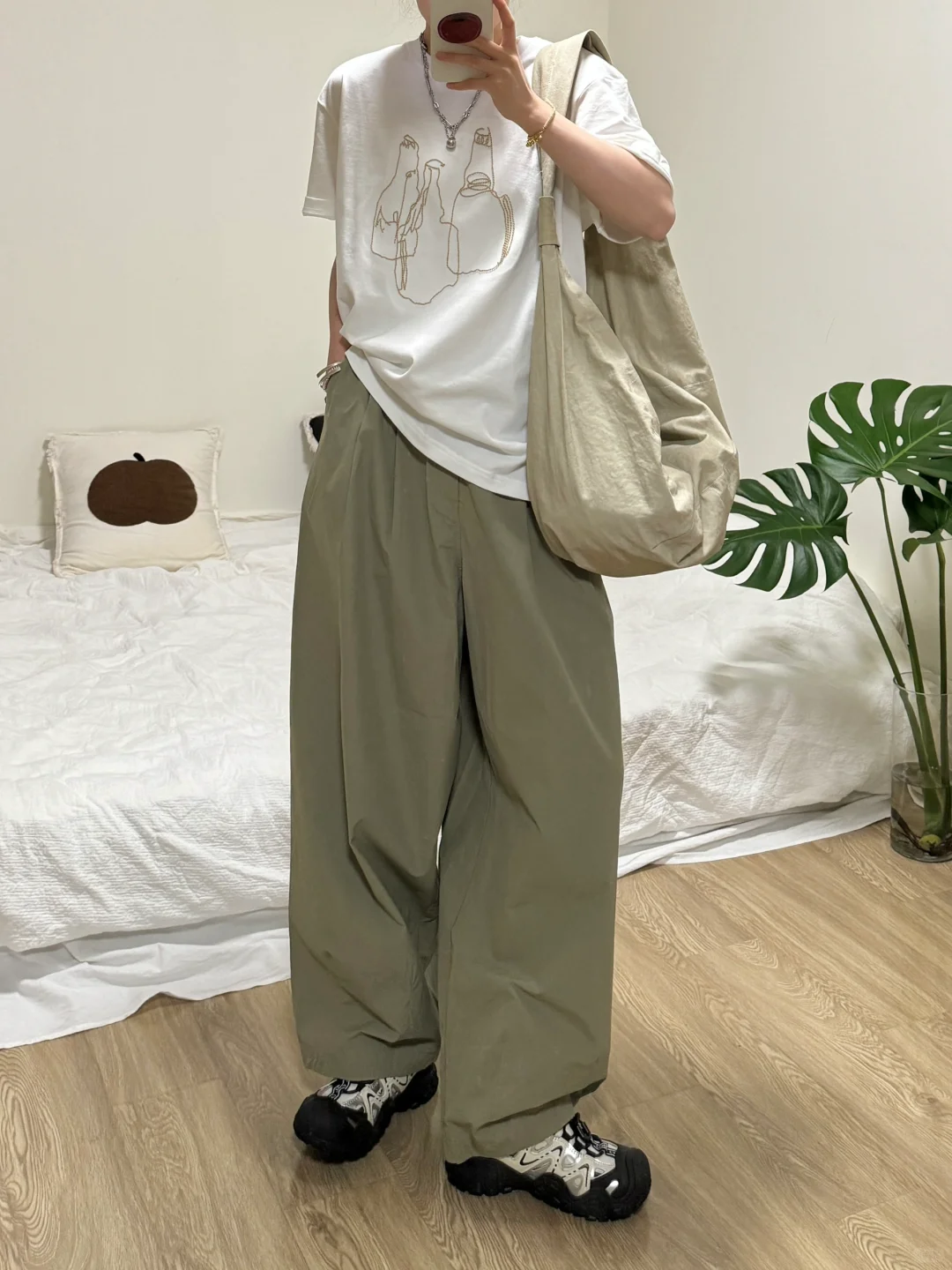 韩系休闲｜刺绣白T+灰绿阔腿裤+黑白丑萌鞋