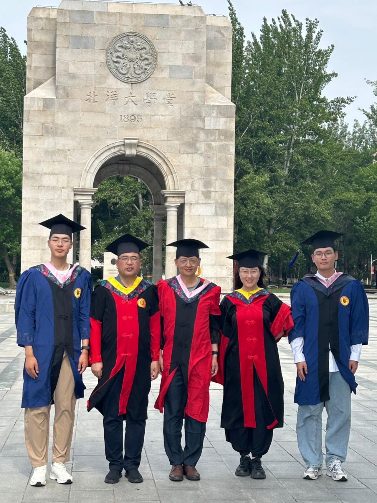 下午，太阳大，风大，和去年和今年毕业的博士生、硕士生们毕业留影。有几个考公的学生