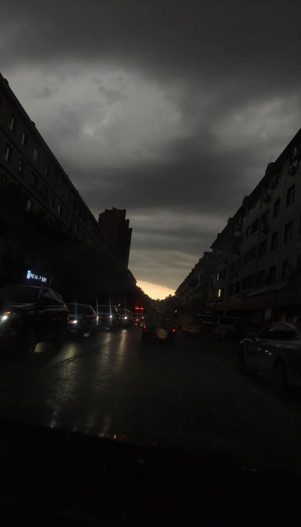 难得一见的一秒天黑，下暴雨，然后彩红出来。图文伙伴计划 奇观异象 彩虹 暴雨过后