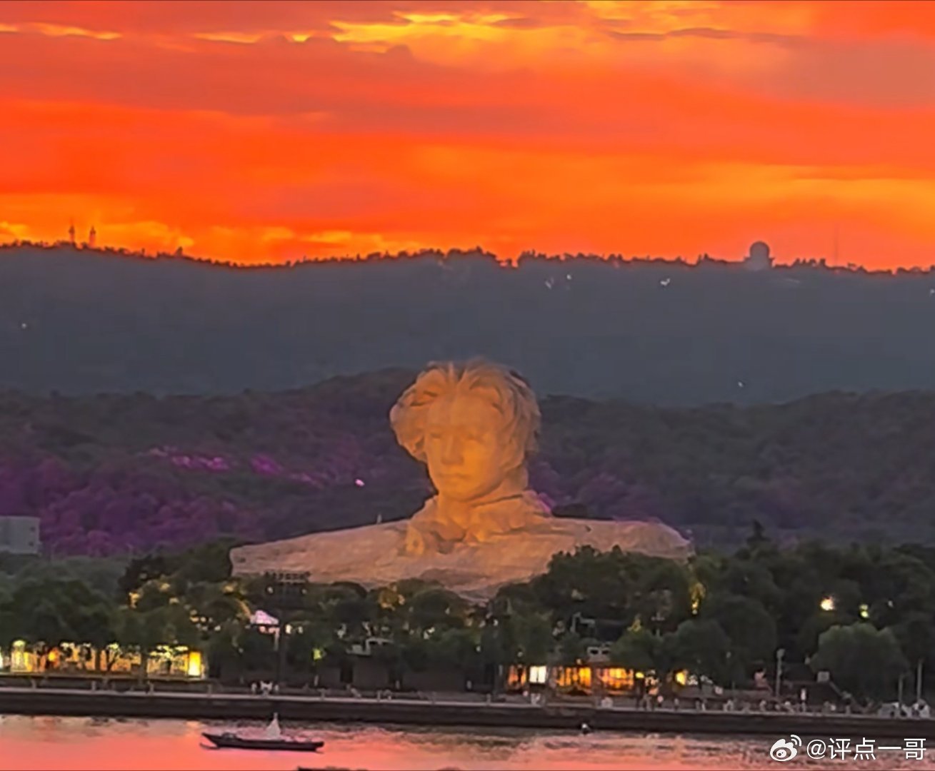 与日月同辉，与江河万古长流 