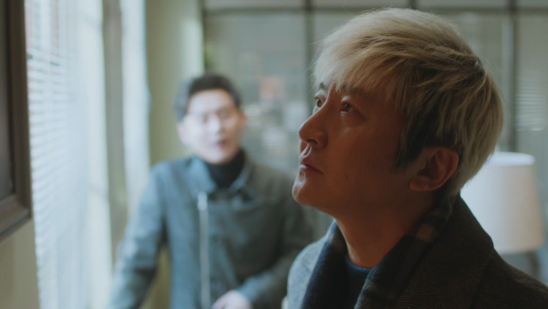 别让郭京飞干这个 郭京飞在剧里被二胖求着帮忙，原本还故作深沉，结果一唱歌就嗨翻全