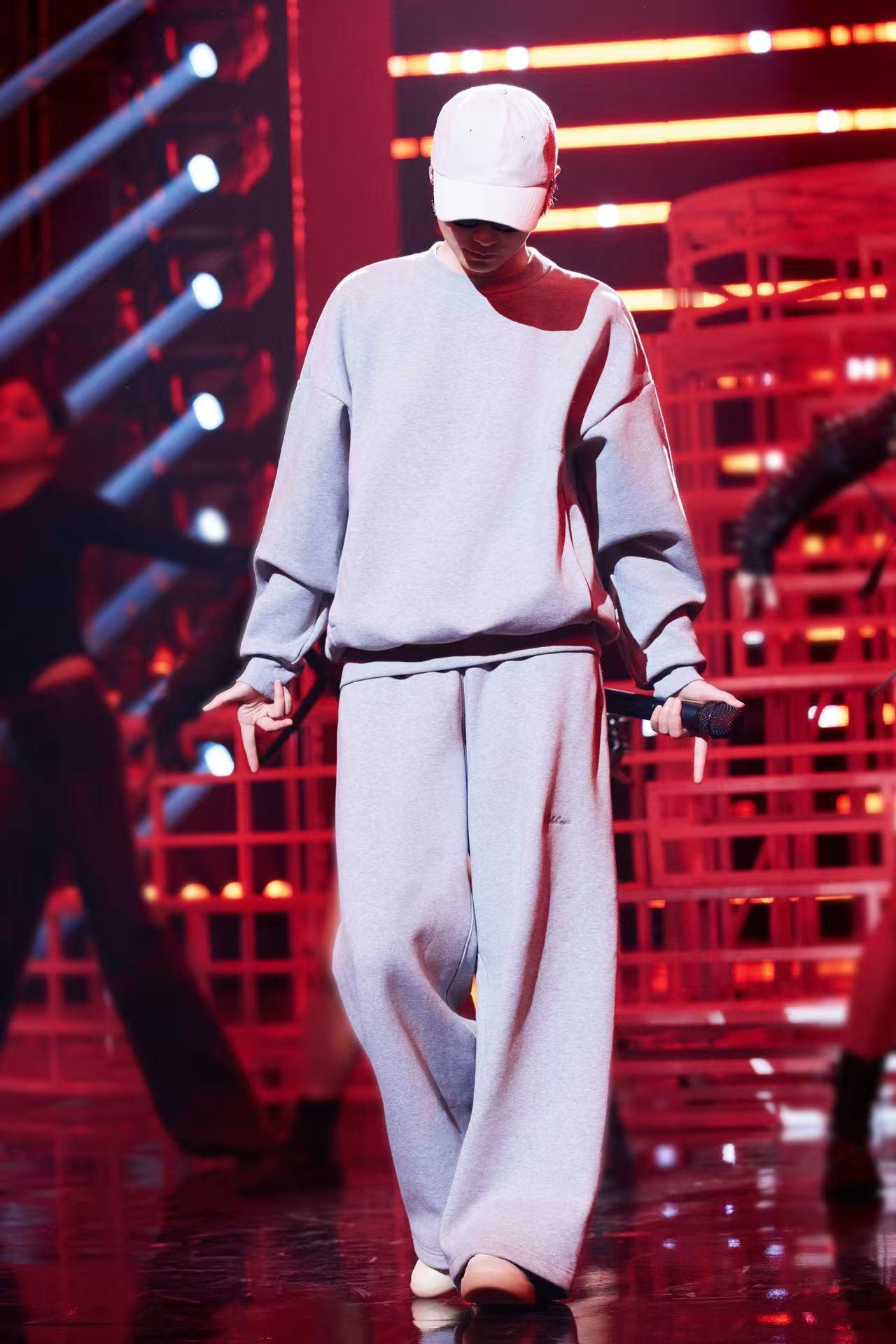 陈芋汐晒和李宇春合影微博之夜陈芋汐与李宇春在后台相遇，两个人同框的画面好温暖呐。