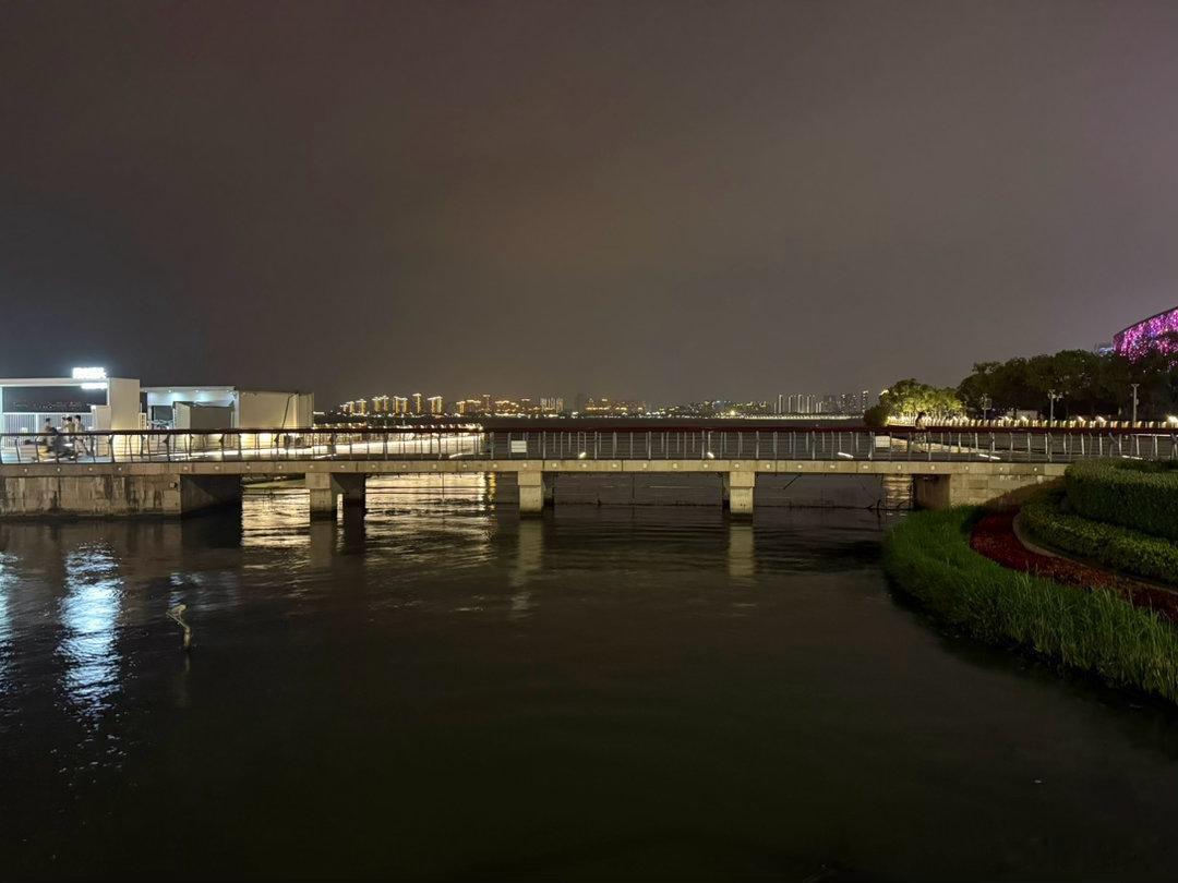 运动day打卡嘀嗒嘀 台风来临前的夜晚大家还在开心过周末～傍晚有风有雨，雨像蓬蓬
