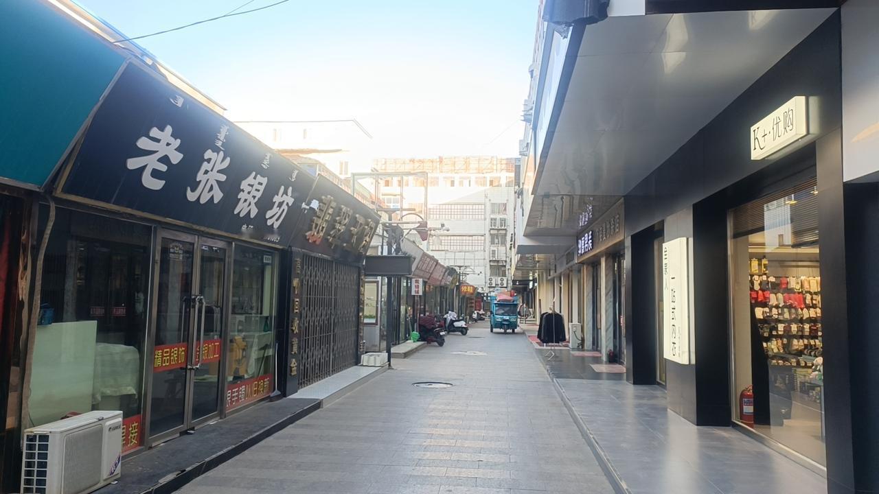 曾经人潮人海接踵摩肩的步行街如今早已经没有什么人气了，小康经济生活可见一斑。20