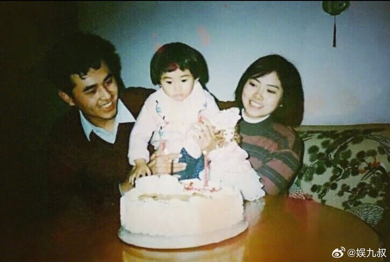 追彭小苒的剧，被她和爸妈的合照惊艳到，全家颜值爆表！爸爸做的减脂餐、陪开工，满满