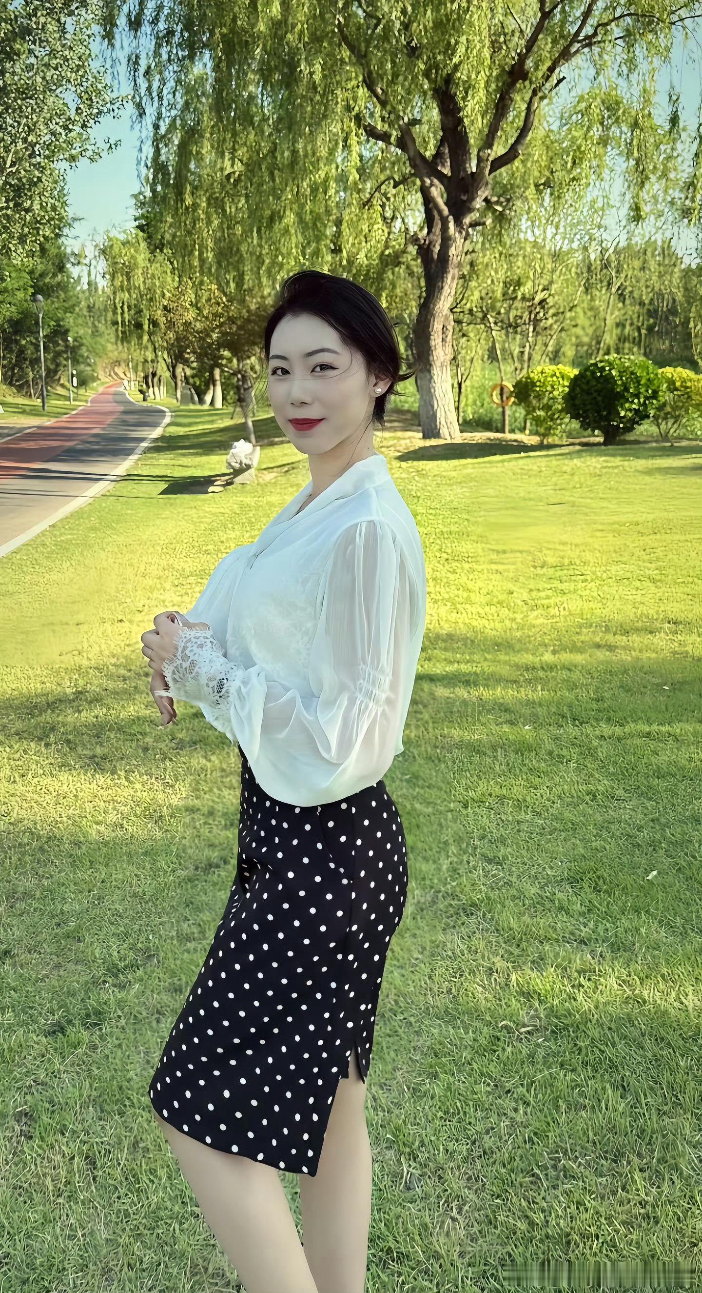 三十加的姐姐硬是穿成阿姨风 ​​​