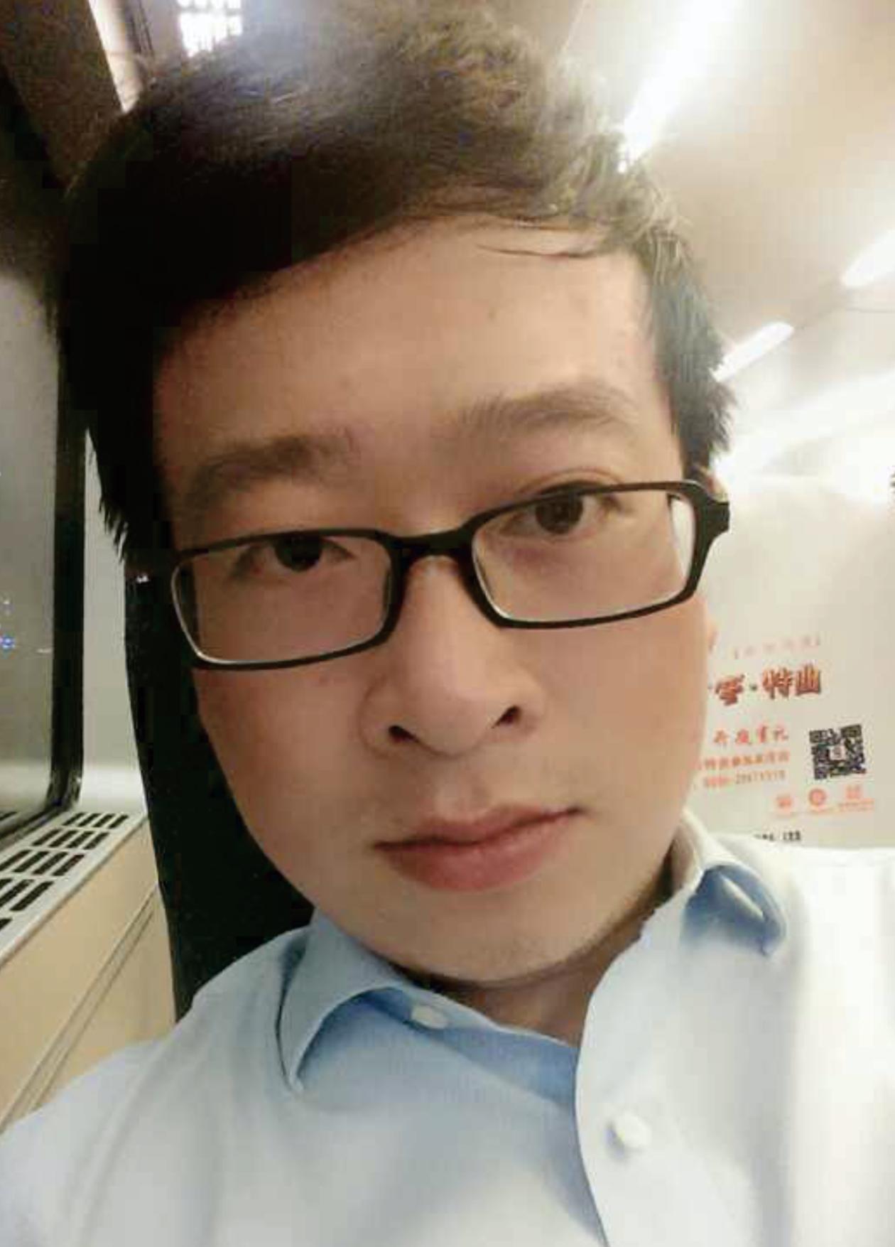 临近清明，
距离李文亮医生离开我们，
已经6年了，为他献上一朵花

他是7年硕博