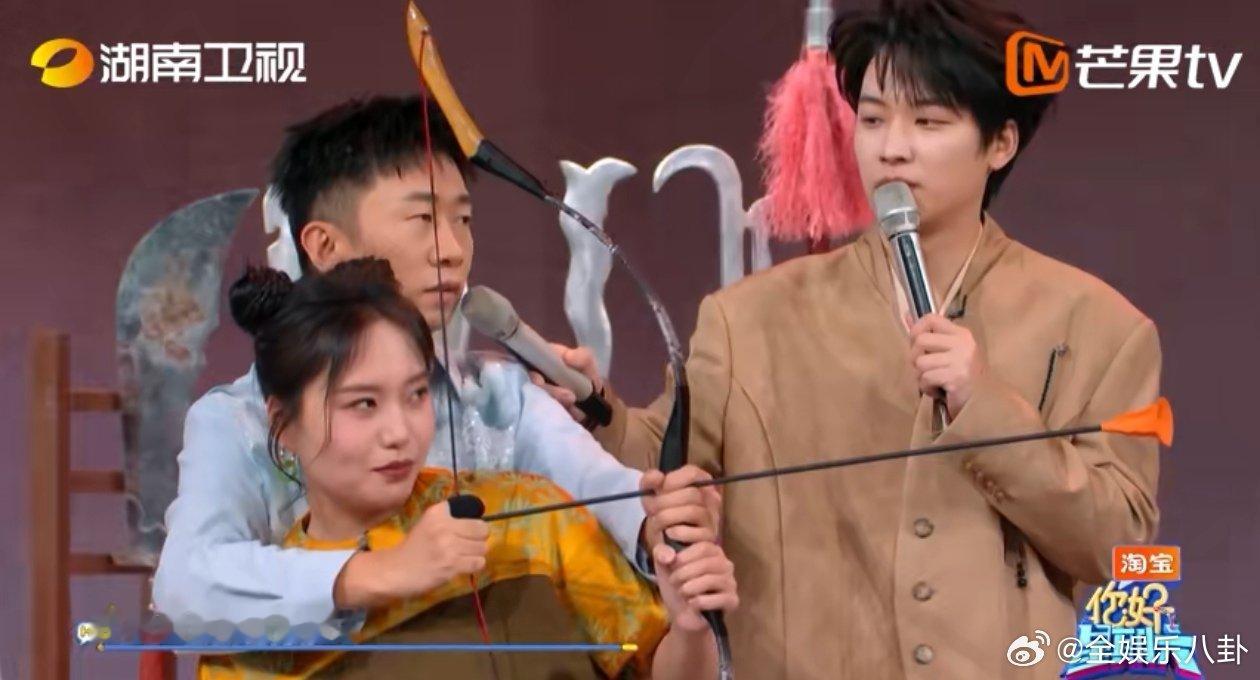 李雪琴杨迪凑一块太有节目效果了你好星期六 瞧李雪琴和杨迪进行双人射箭挑战，这场景